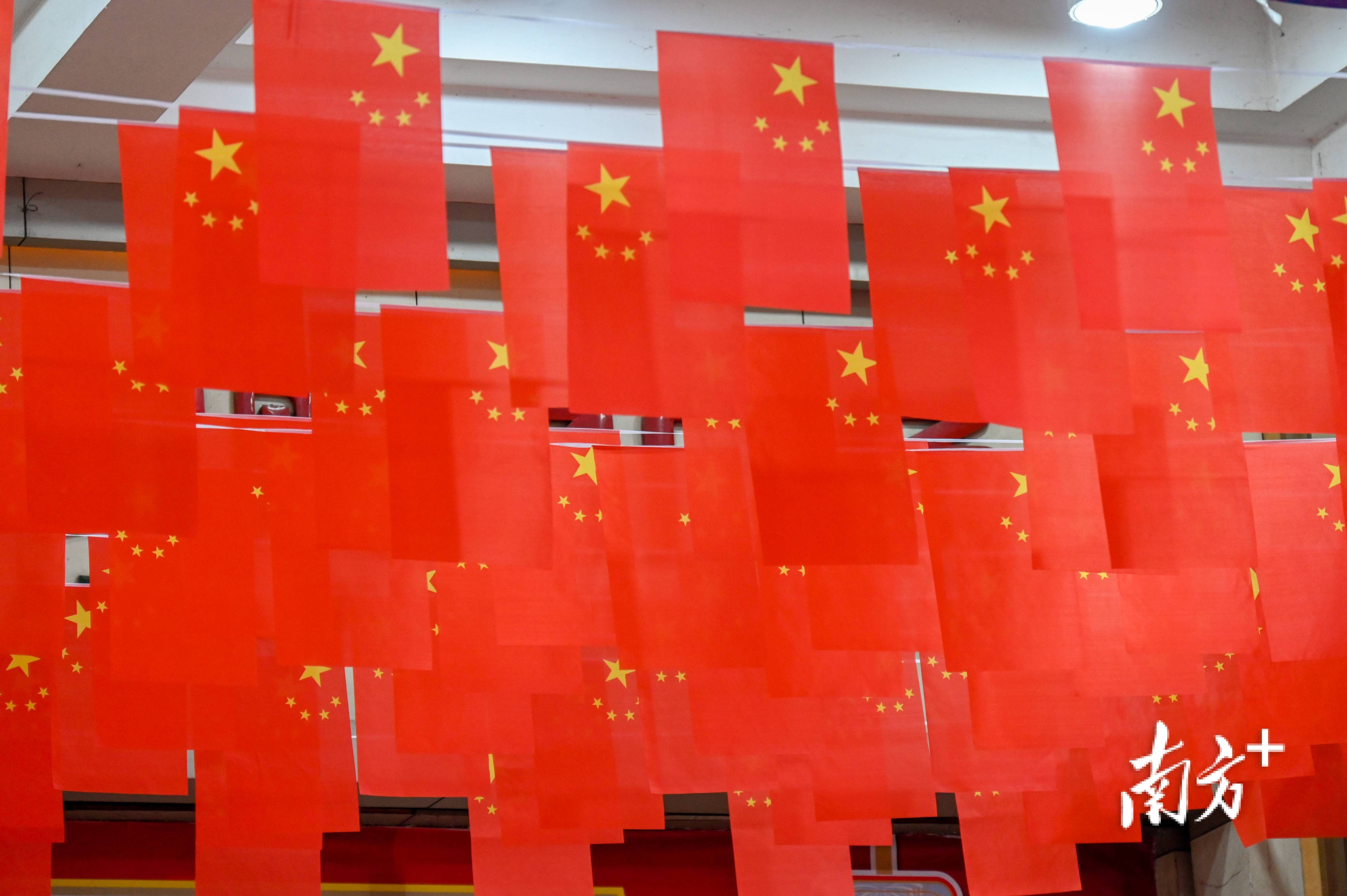 图集|连州满城"中国红"_装饰_红灯笼_五星红旗