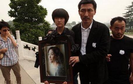 而作为前夫的张子健,等到李婷病逝的时候,才知晓李婷的状况.