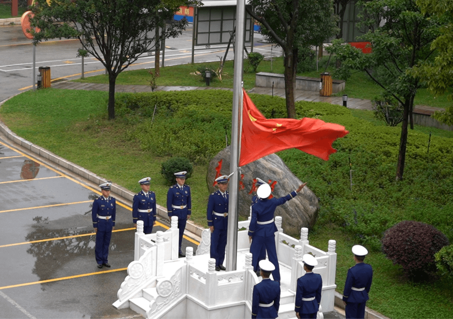 上午9时,全体消防救援人员在升旗台前整齐列队,护旗手肩守护着神圣的