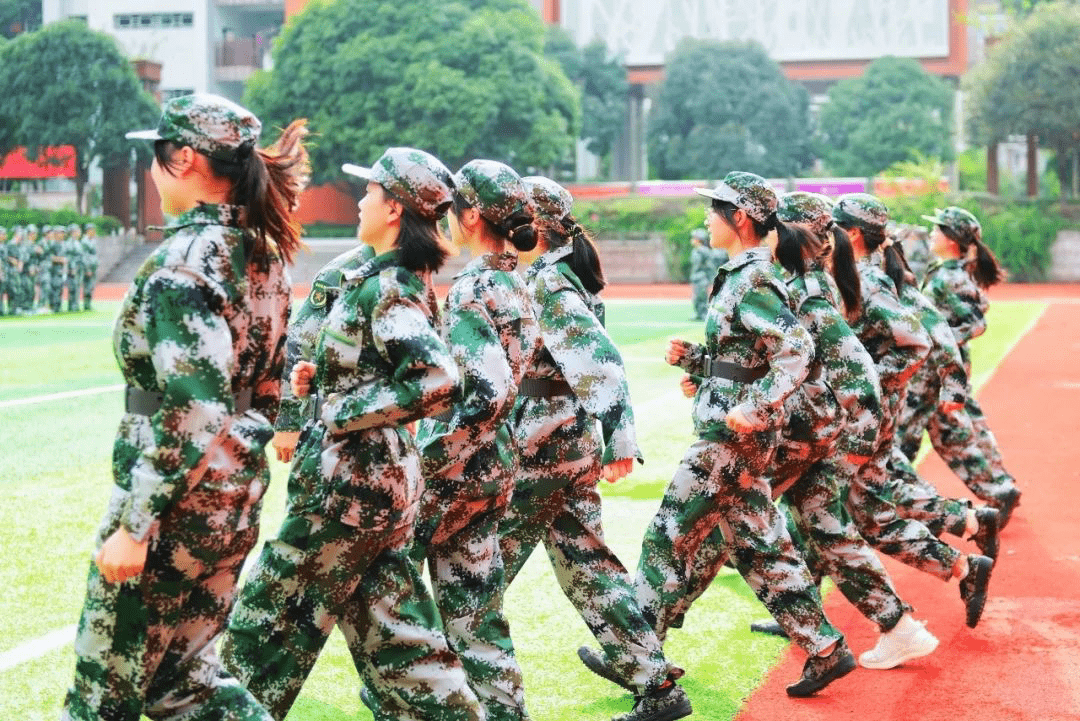 重庆鲁能巴蜀中学新生第一课:青春集结 迷彩绽放