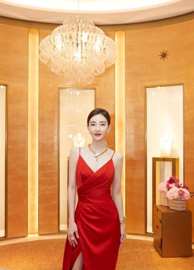 熊黛林穿红裙高调捞金,一袭修身连衣裙配高跟鞋,这身材比例绝了_红色