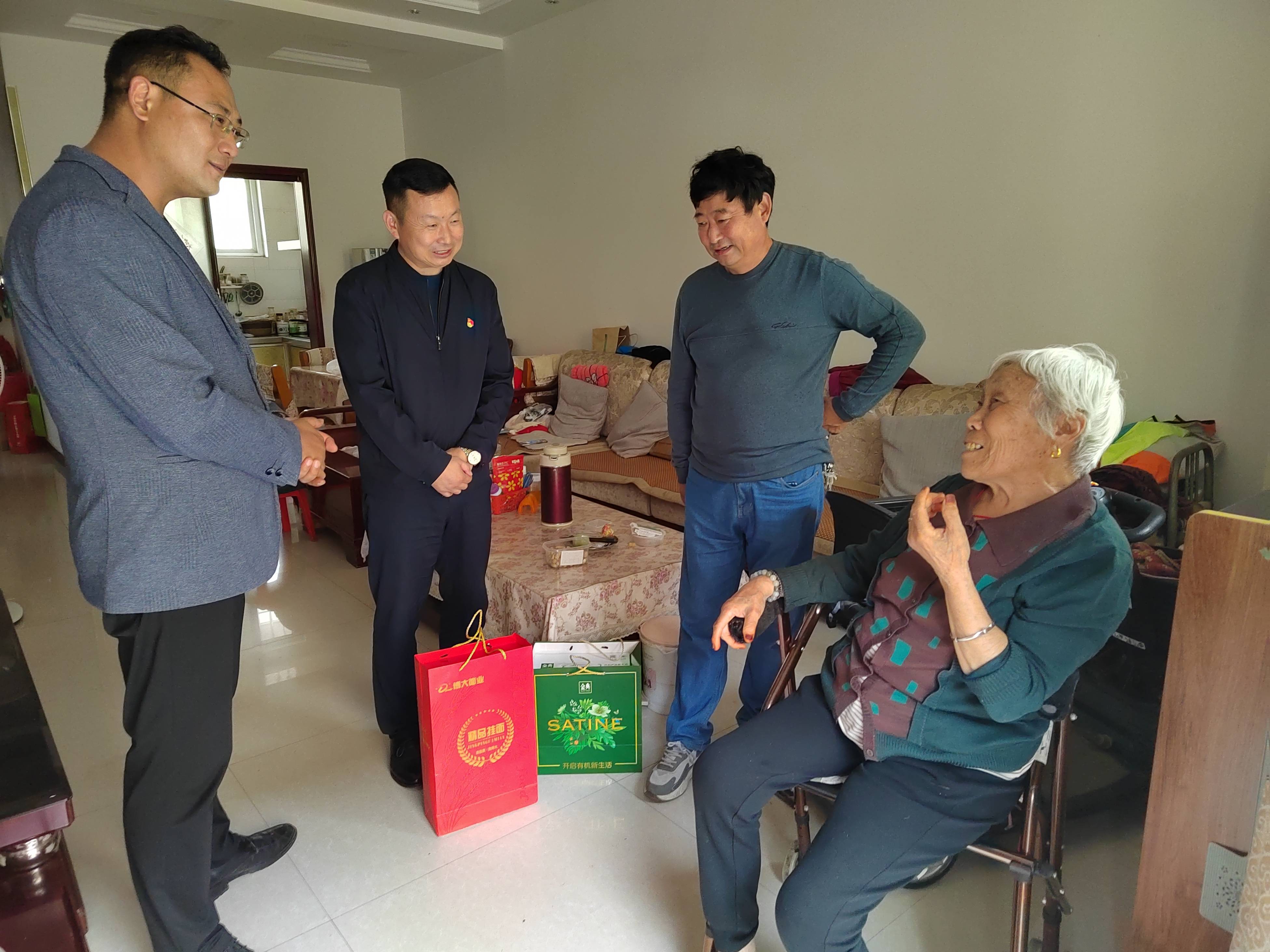 荥阳汜水镇十里堡村第一书记梁建杰,支部书记翟新建带领两委慰问村