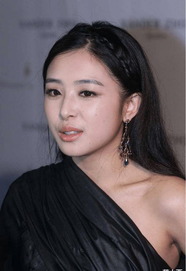 张含韵不再走可爱风,穿斜肩裙配时尚袜,像换了个人 换了副身材_连衣裙