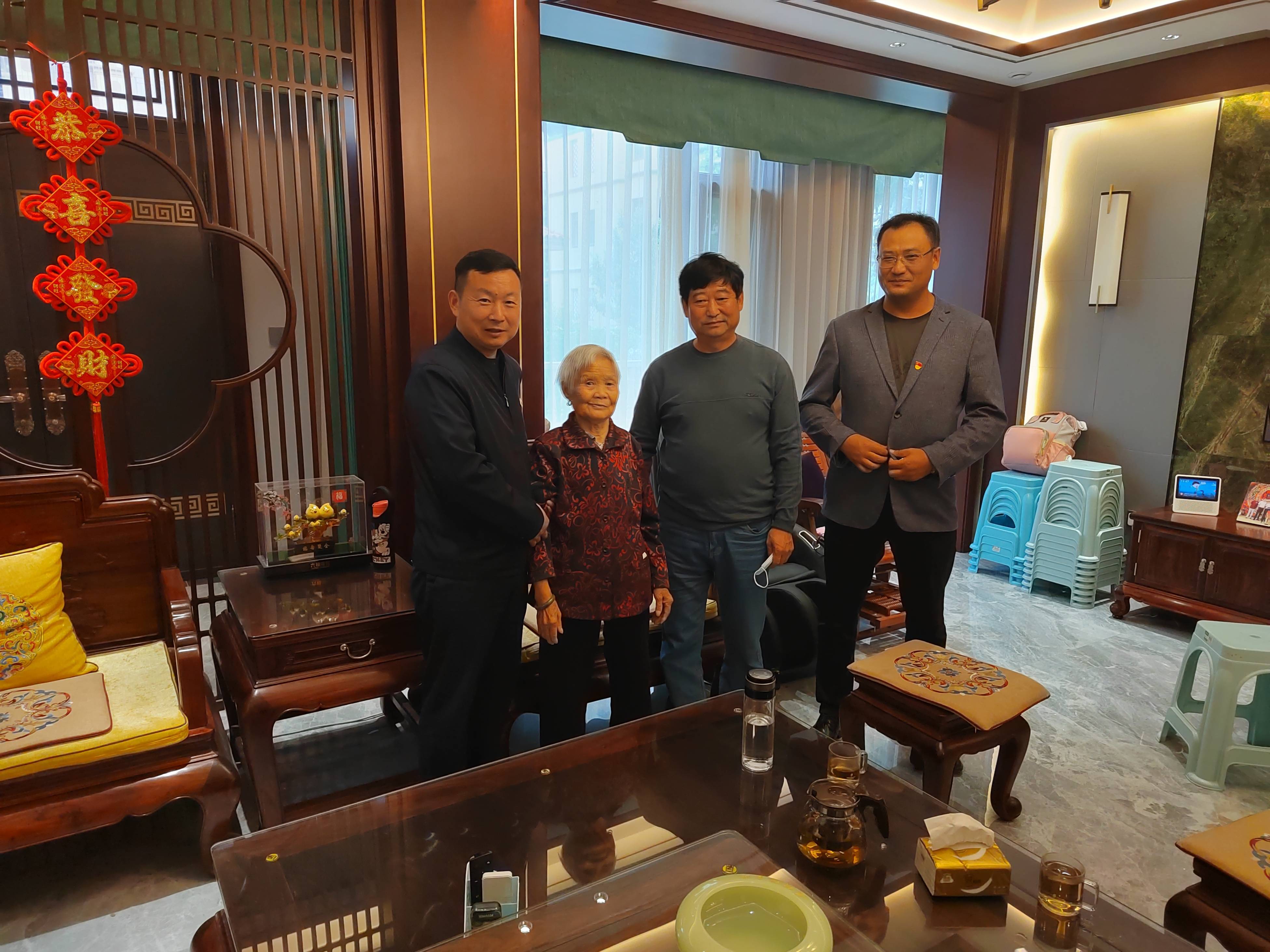 荥阳汜水镇十里堡村第一书记梁建杰,支部书记翟新建带领两委慰问村