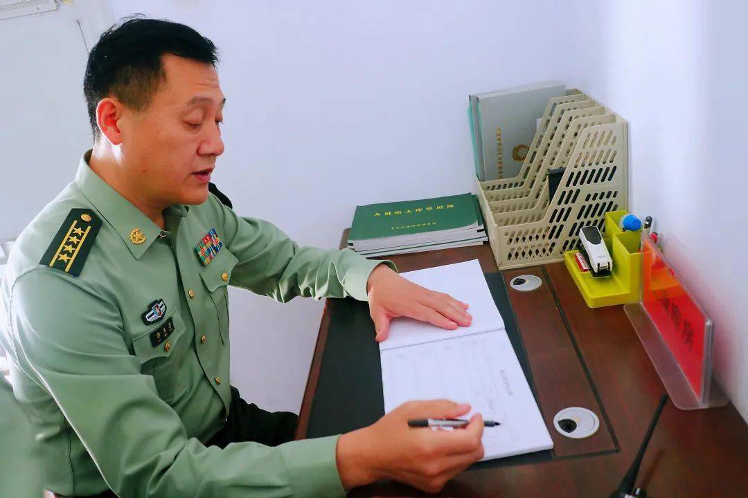 9月30日下午,河南省濮阳军分区大校司令员李本涛对民兵装备仓库安全
