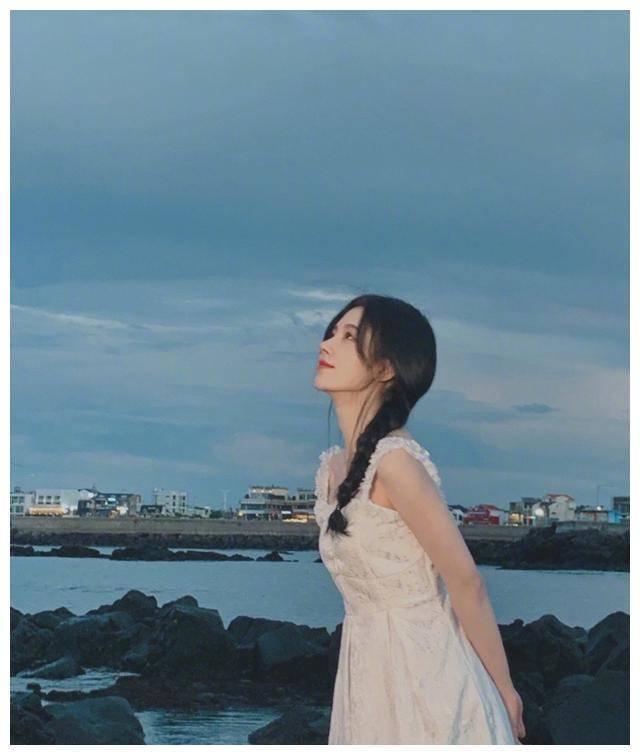 鞠婧祎海边造型好女神,一袭白色吊带连衣裙配扎麻花辫,气质惊艳