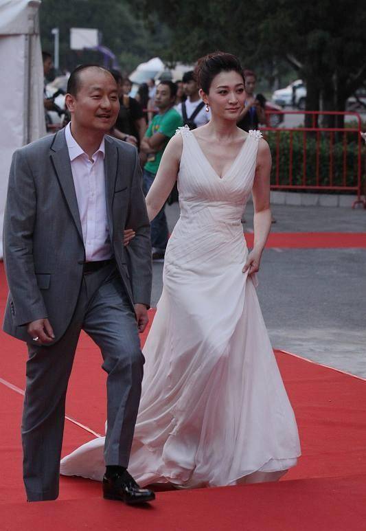 高圆圆李小冉同台拍照,一黑一白都好优雅,太迷人了_裙子_白色_黑色