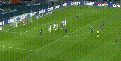 梅西任意球会转弯！球越过人墙后，在空中90度旋转，门将放弃扑救
