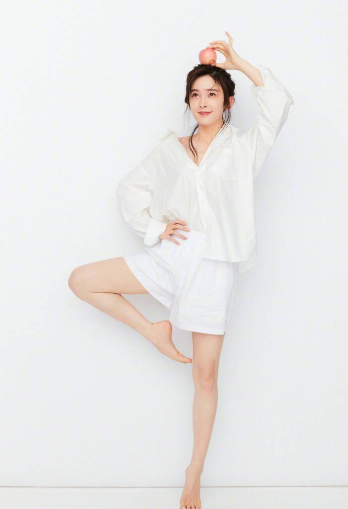 赵樱子晒白色系写真 美腿逆天超抢镜_苹果_动作_瑜伽