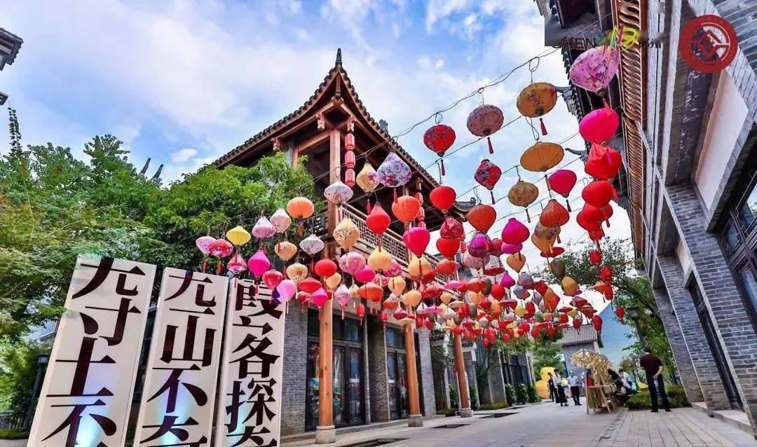 艺术灯笼抬头望去,色彩斑斓的油纸伞悬挂半空,犹如穿越江南水乡网红