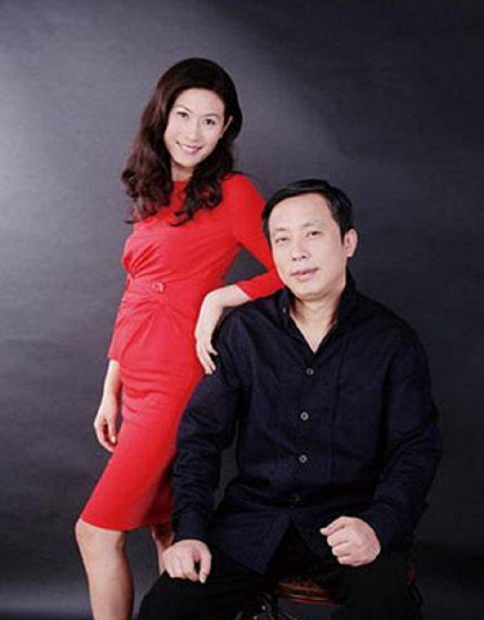 王薇本来也有自己的工作,在嫁给刘益谦之后就辞掉工作,帮他打理开的那