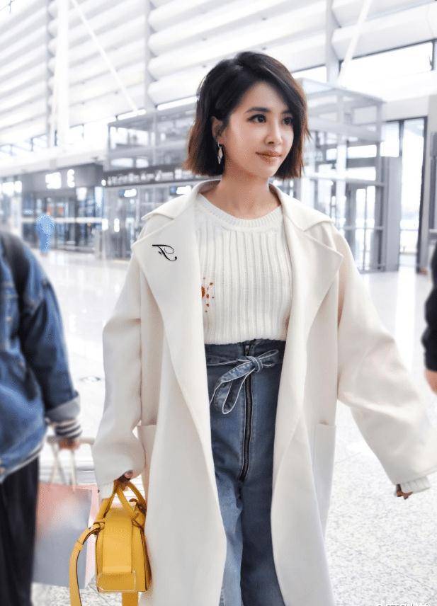 蔡依林为显高放大招,穿超高腰牛仔裤现身,二七分身材比例绝了_时尚