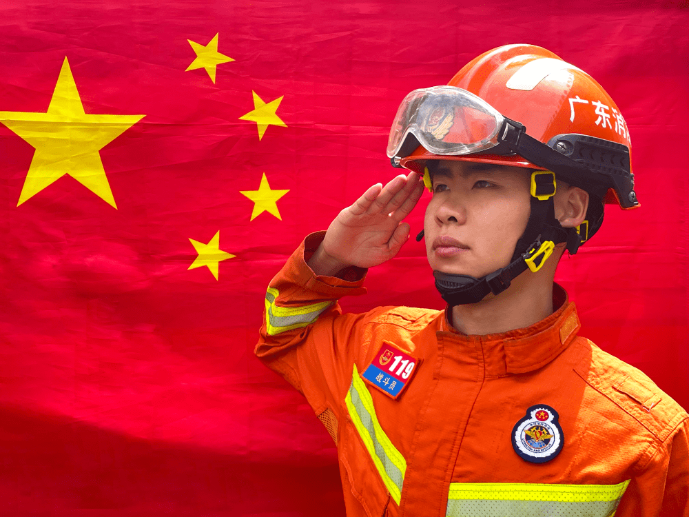 同框都是对祖国最崇高的敬意每一次敬礼注目向祖国送上最真挚的祝福!