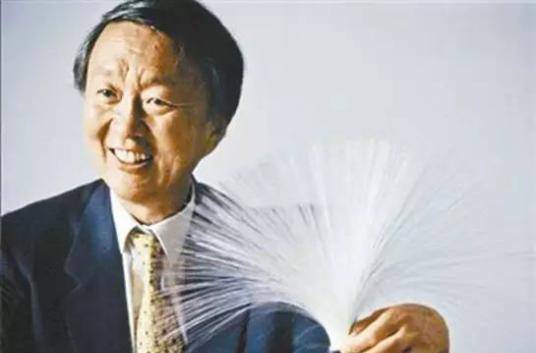 2009年,华人科学奖获诺贝尔物理学奖后称:我是炎黄子孙_高锟_中国