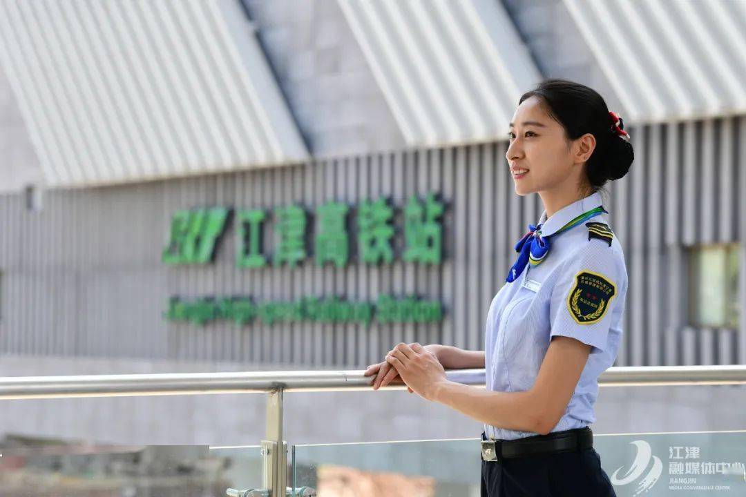 江跳线站务员亮相 记者 苏盛宇 摄内畅外联织就农村幸福路▲农村