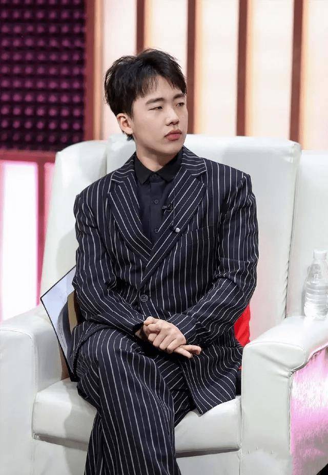 郭麒麟穿羽绒服搀扶醉酒女友,当街亲吻真大胆_造型_休闲_效果