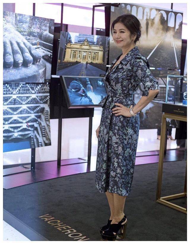 钟楚红穿白衬衫配红色外套出席活动,造型优雅,高级贵妇感太真实_颜色