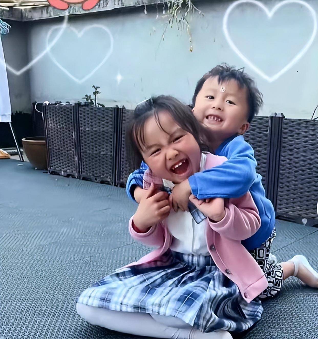 田静给悦悦穿jk,被夸有气质,许敏曾认不出她,以为是自己小时候_奇奇