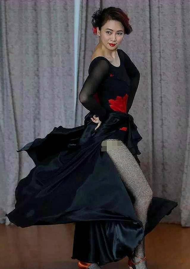 翁虹52岁穿时尚袜秀时尚,徐娘半老气质犹存,女神不老_女人_女性_时分