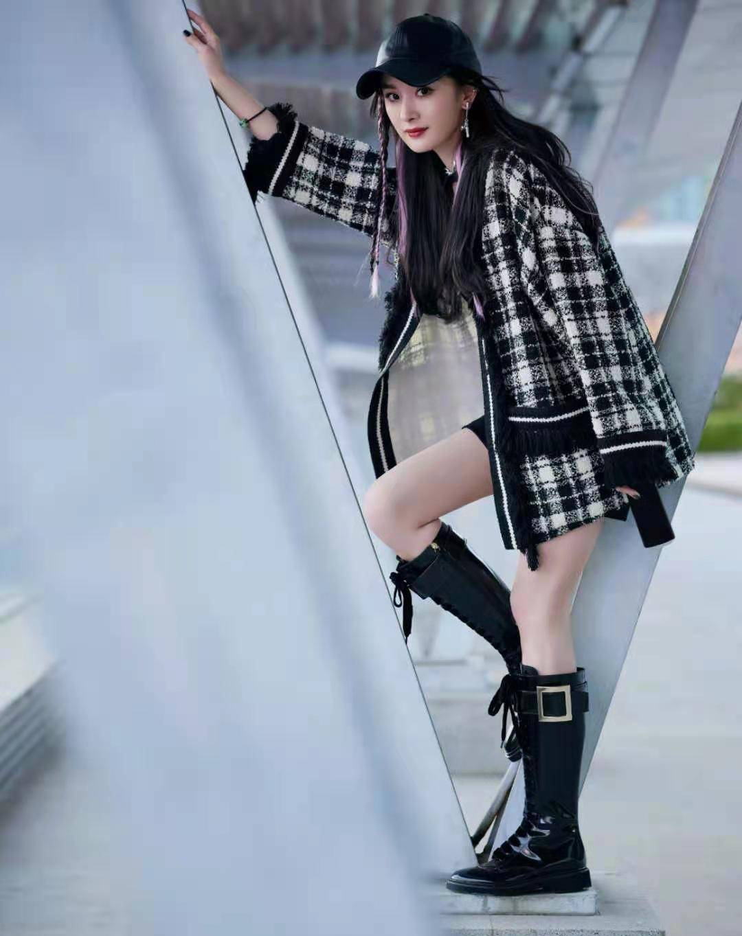 新策划穿骑行裤筷子腿太吸睛,齐刘海却惨翻车_造型_时尚_黑色