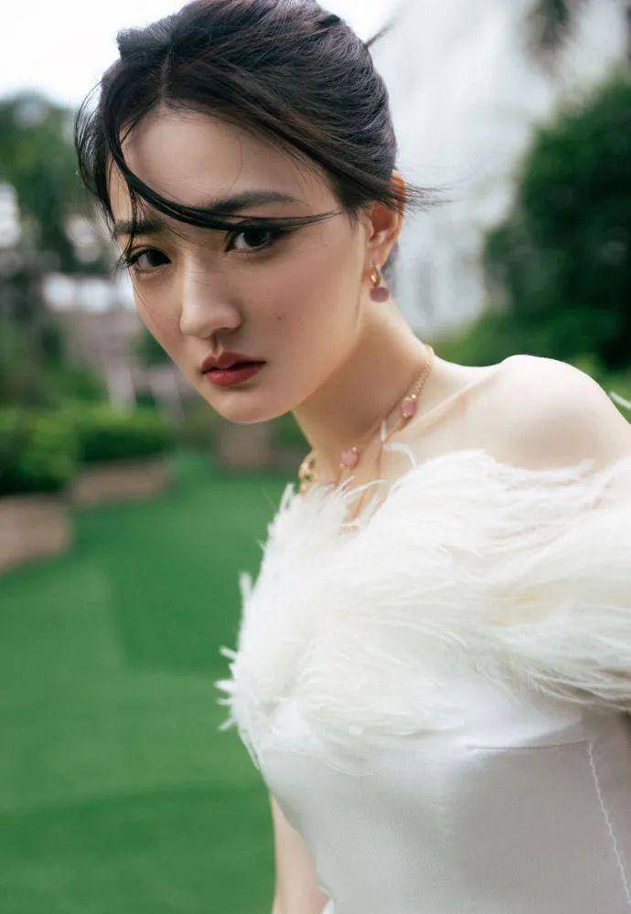 美女徐璐身穿羽毛抹身材白色礼服!