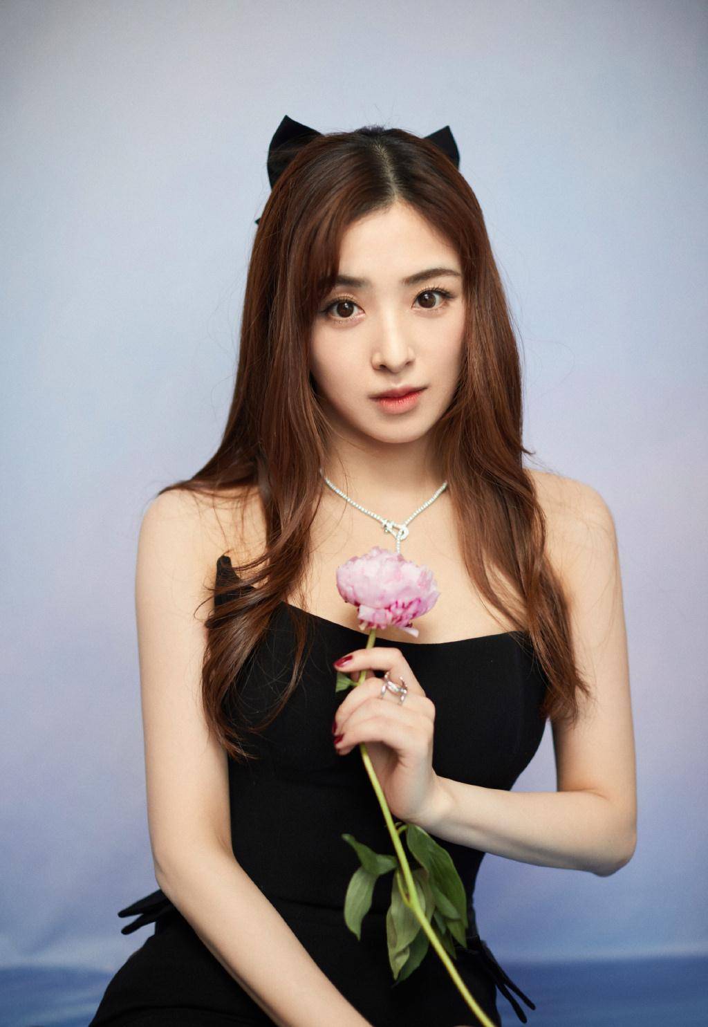 张含韵身材容貌美得经典,穿裹身吊带连衣裙秀曲线,招摇又吸睛!