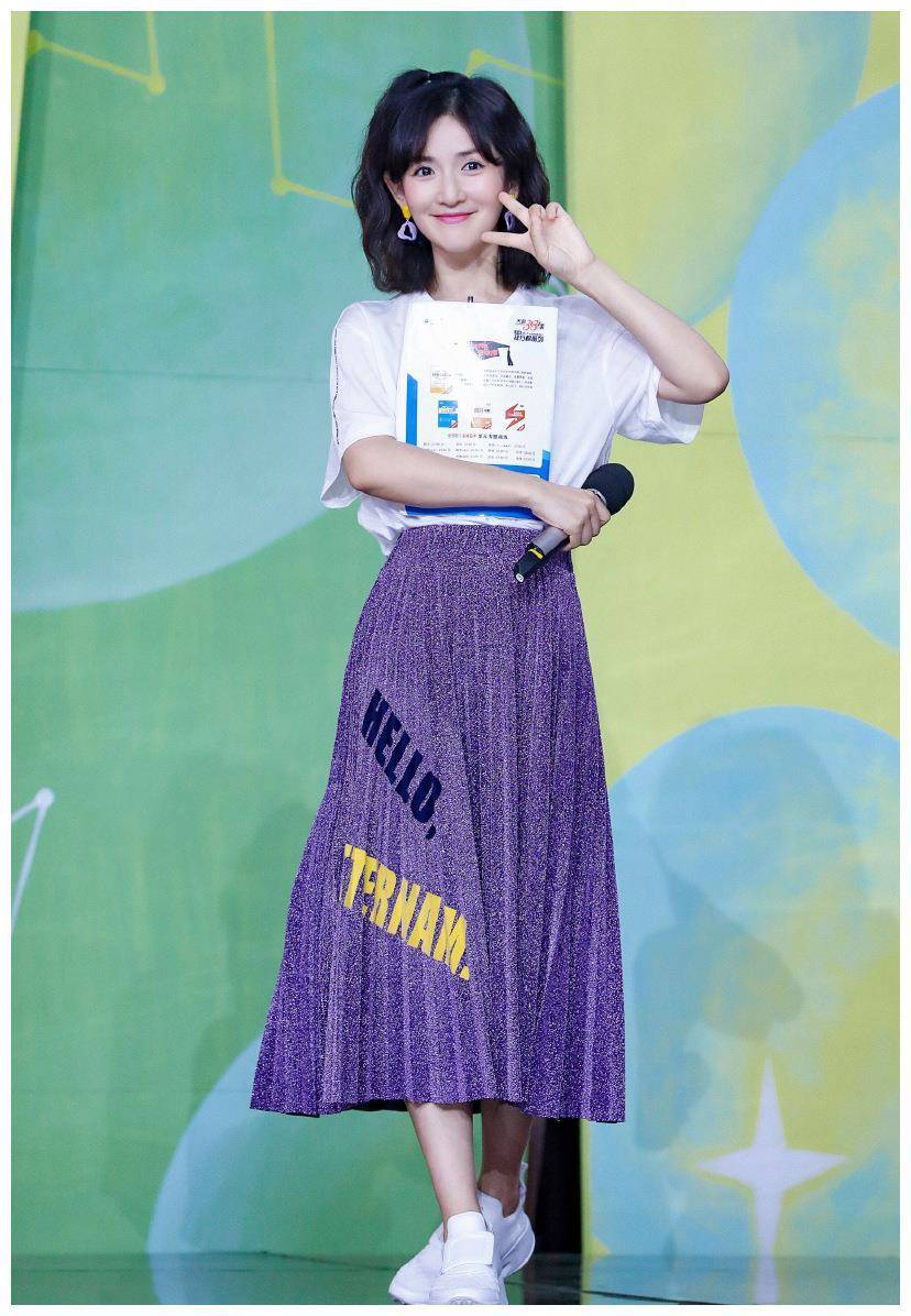 谢娜活动新造型曝光,贝雷帽配百褶短裙活泼俏皮,38岁美回了18岁_裙子