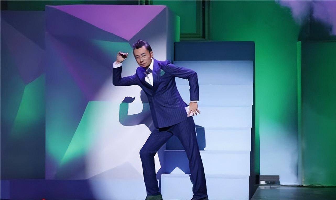 主持人高博:43岁头发已花白,曾被说不如李咏,娶博士妻子很幸福_工作