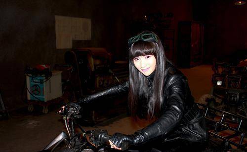 《孤岛飞鹰》,她在其中就是演着猎鹰暗杀队中的一员,王智以武打和影视