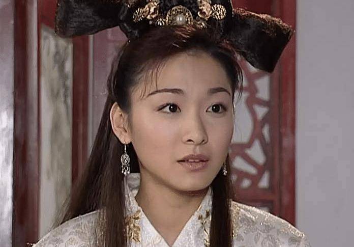 因长得漂亮一炮而红,为拍戏被男星打成重伤,如今一辈子留下后遗症!