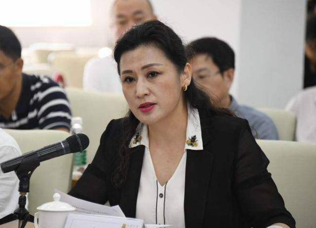 她39岁晋升教授,49岁成为校长,被称最美大学女校长,今年54岁_姜虹