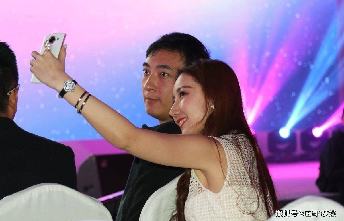 而初恋叫做张倩,她有个外号叫小熊猫,张倩和王思聪一样也是大连人