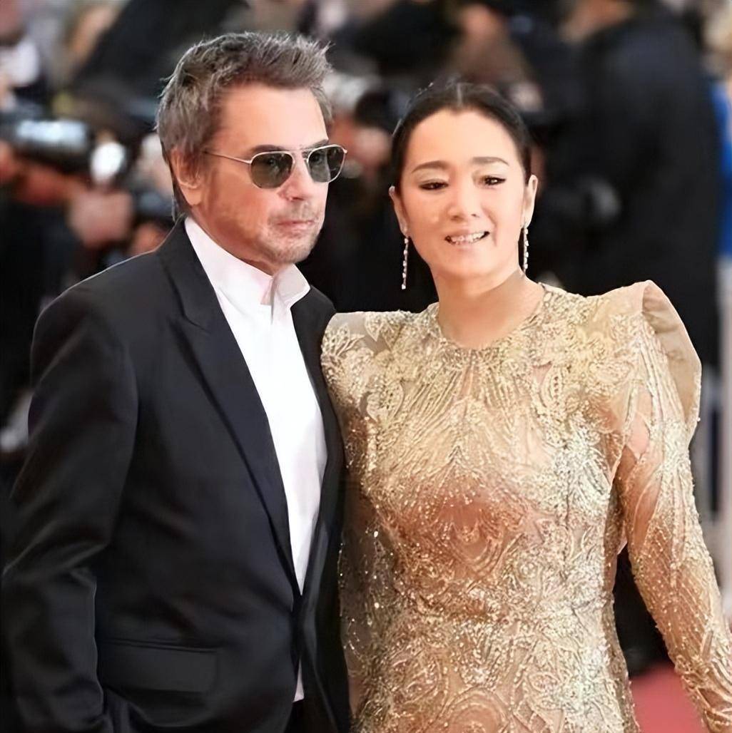 巩俐在巴黎看剧的照片,难得和74岁老公同框,气质高贵年轻_丈夫_保养