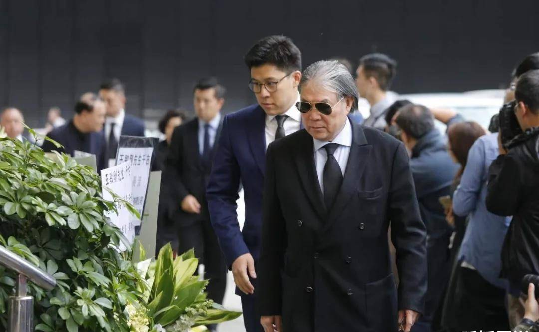 对于何超英而言,是一种解放,对于霍震霆而言,一直都在保留着年轻时的