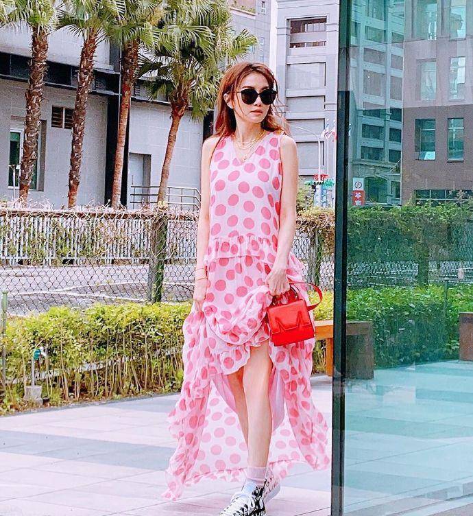 46岁台语天后谢金燕美丽有术,穿热裤大秀时尚电线腿,撩你没商量_黑色