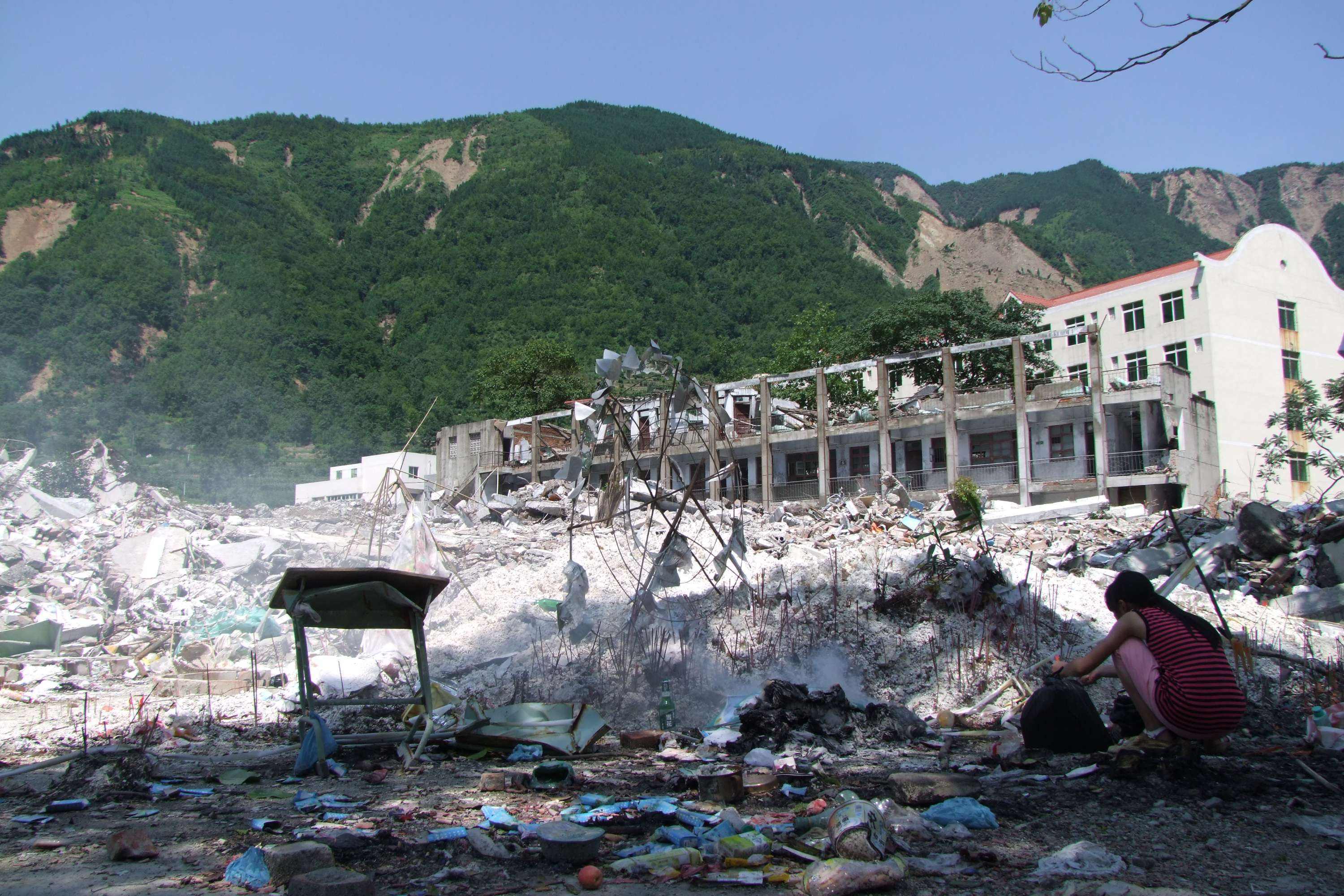 当地震发生时,从楼房倒塌原因看,低楼层和高楼层哪个更加安全?