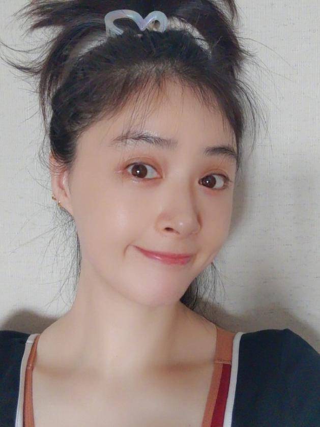 39岁蒋欣素颜照,眼皮下垂,眼袋明显,化完妆像两个人_照片_状态_少女