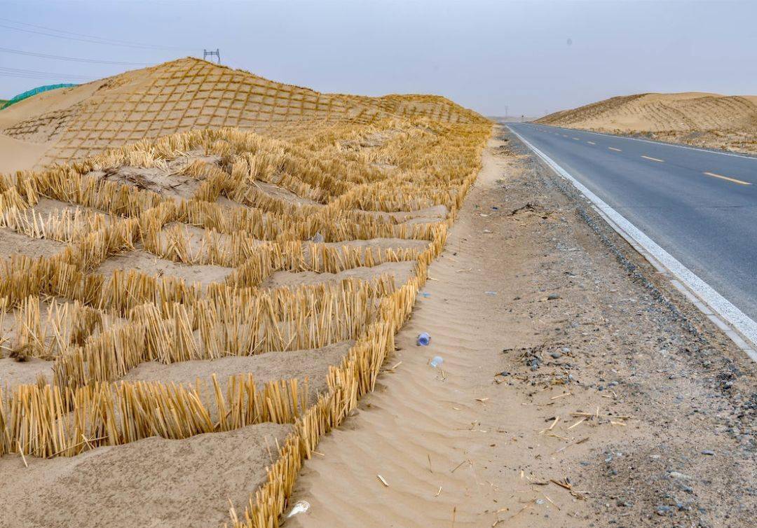 塔里木沙漠公路,是目前世界上在流动沙漠中修建的最长的公路_路面_沙