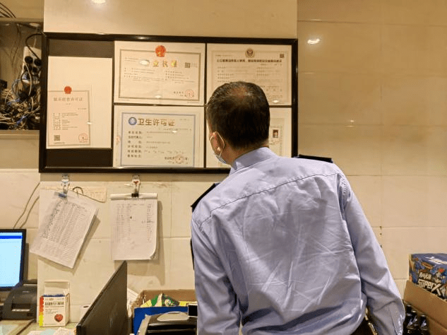 检查过程中,检查组深入宾馆大堂,ktv后厨,网吧卡座等,结合各自管辖