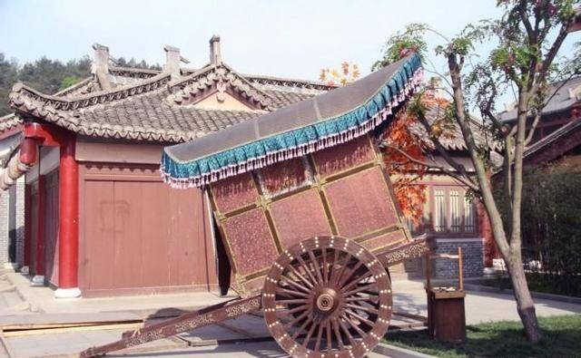 一辆豪华马车疾驰而过,引得众人侧目.