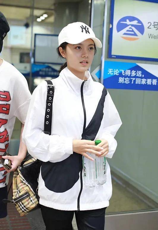 白色运动外套搭配黑色紧身裤,赵今麦变身运动达人,被赞小仙女_时候