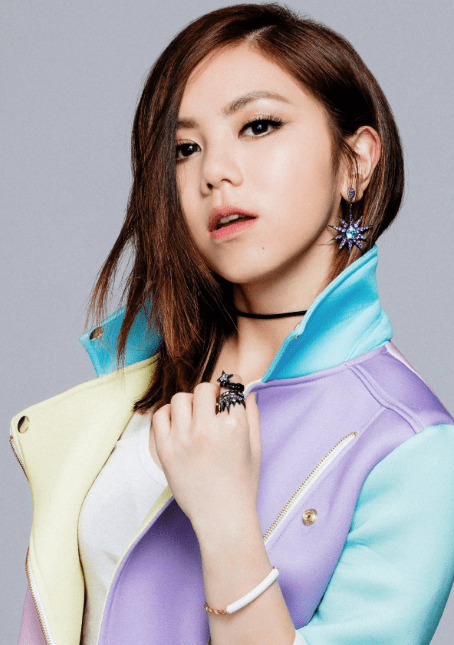 邓紫棋:代表月亮消灭你,张碧晨:梦醒了吗?