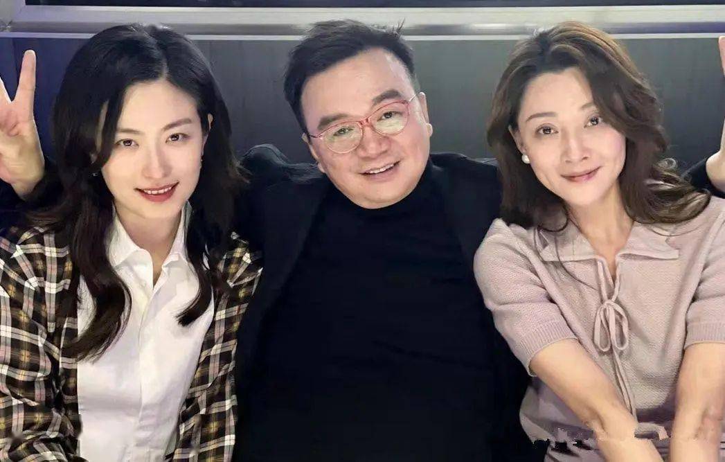 殷桃跟群演合影直接素颜,不怕曝光皱纹和黑眼圈,私下很有亲和力_时候