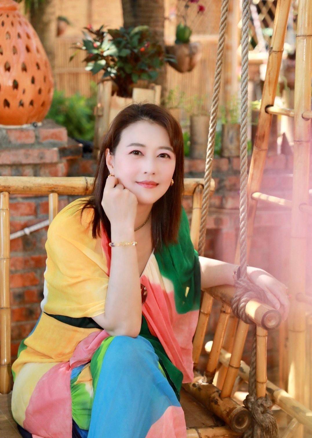 53岁周海媚状态真好,面色红润似少女,碎花裙双马尾清纯无违和_时尚