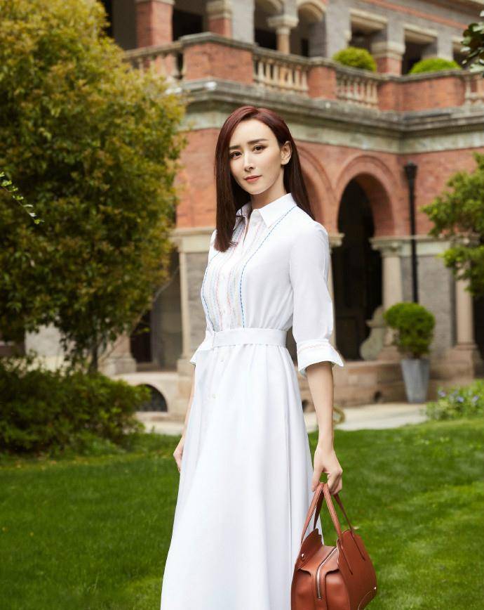 胡静凭浪姐成功翻红,穿衬衫裙别墅外街拍,举止优雅真有阔太范_女性