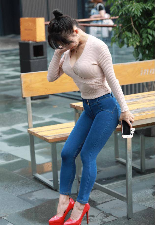 28岁的时髦辣妈,紧身裤实力抢镜,这样的几乎没缺点吧?_时尚_魅力_女人