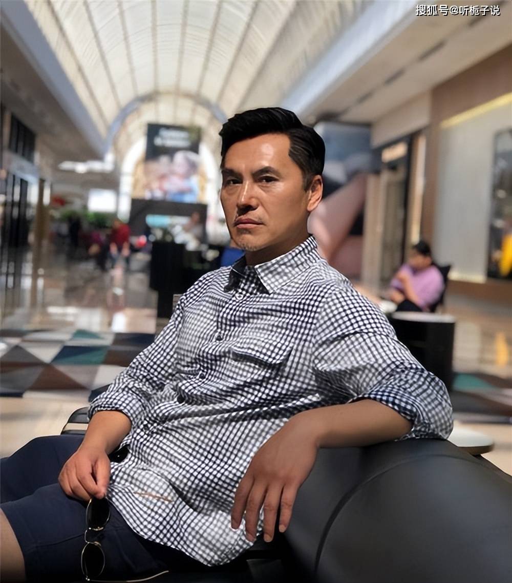 早些年,他娶了外国美女吴楚君,吴楚君是新加坡的,长得很是漂亮.