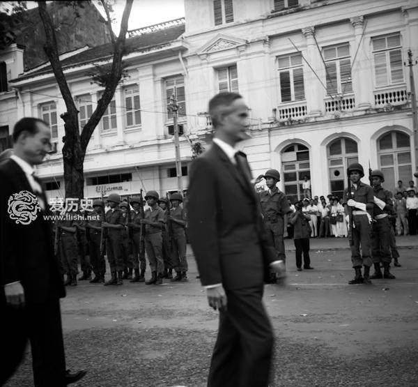 耀武扬威抵达越南西贡的韩国军队你是猴子请来的救兵吗?？