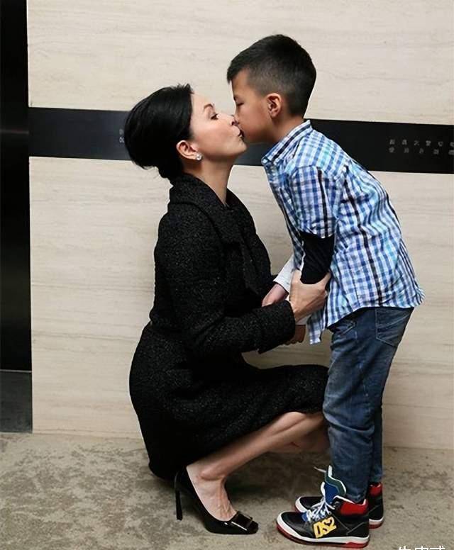 颜值巅峰时没生下一儿半女,如今年过50岁的她们