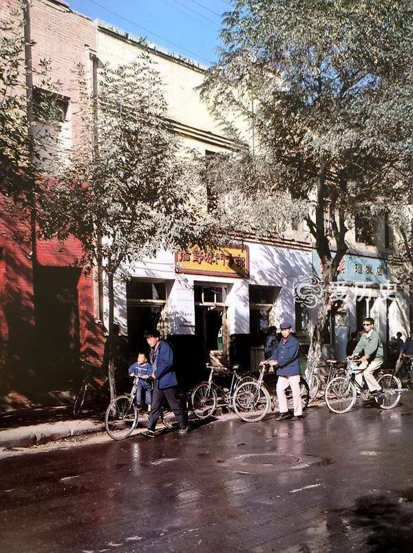 1979年兰州彩色照片：最繁华的南关十字街头卖羊肉泡馍的大叔